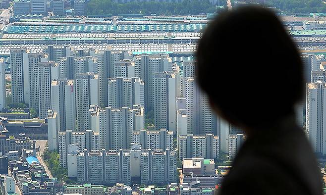 6일 서울 송파구 롯데월드타워에서 바라본 아파트 단지 모습. 연합뉴스