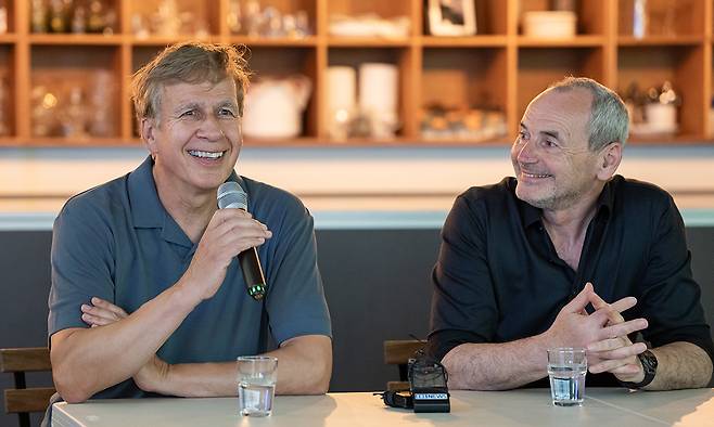 폴 에번스(왼쪽)와 폴커 랭호프가 5일 서울 마포구 한 카페에서 친환경적 영화 제작의 중요성 등에 대해 설명하고 있다. 서울국제환경영화제 제공