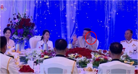 김정은 위원장이 딸 주애와 부인 리설주가 참석한 연회장에서 담배를 피우고 있다. 연합뉴스