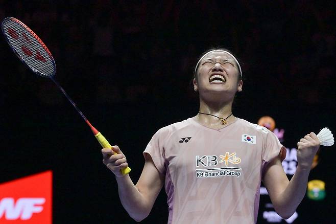 안세영이 8일 인도네시아오픈 여자단식 결승전에서 승리하고 우승한 뒤 포효하고 있다. 자카르타 | AFP연합뉴스