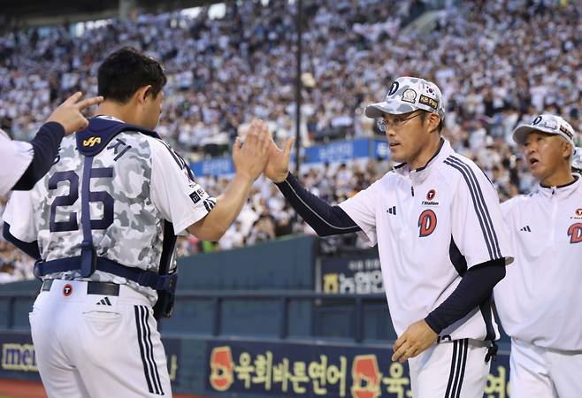 두산 베어스 포수 양의지(왼쪽)와 조성환 감독대행. /사진=두산 베어스 제공
