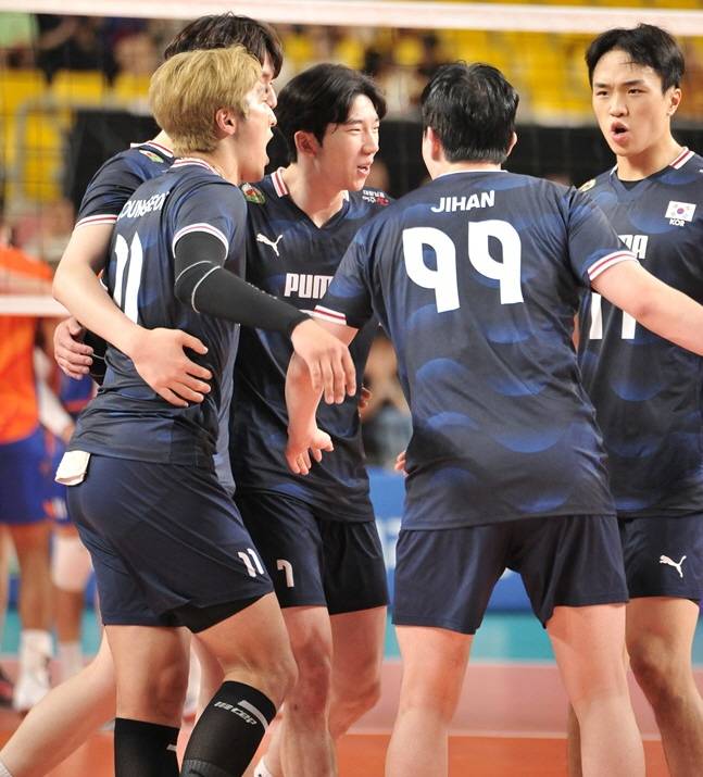 임동혁(오른쪽부터), 김지한, 허수봉이 7일 네덜란드와 2차 평가전에서 득점 후 기뻐하고 있다. /사진=대한배구협회 제공