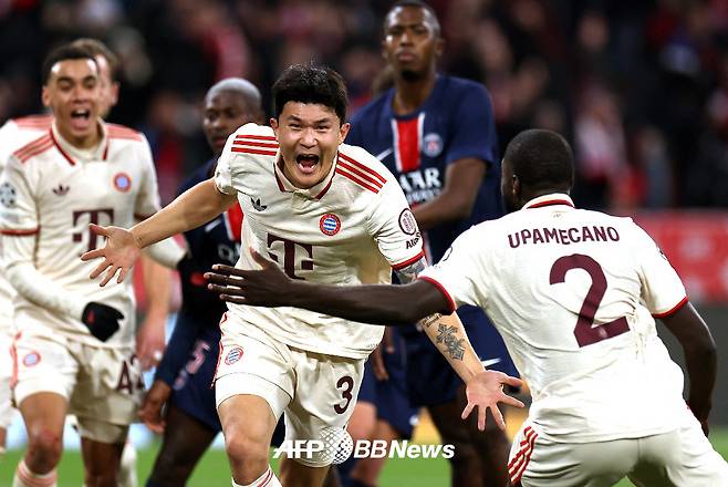 바이에른 뮌헨 김민재가 지난해 11월 파리 생제르맹(PSG)과의 유럽축구연맹(UEFA) 챔피언스리그에서 골을 넣은 뒤 포효하고 있다. /AFPBBNews=뉴스1