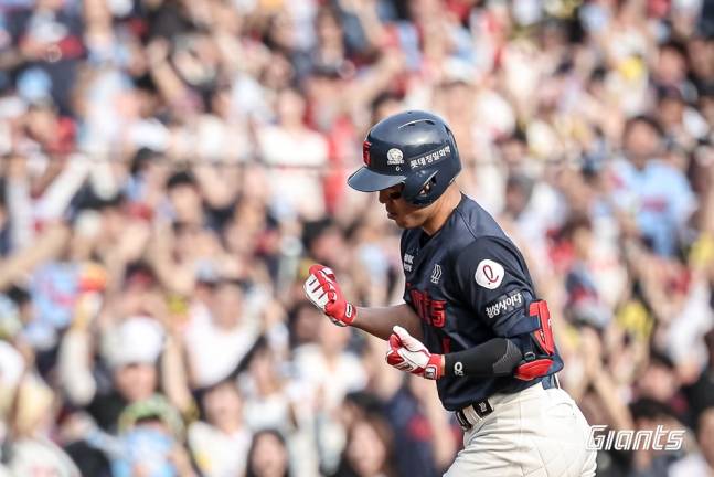 7일 경기에서 홈런을 치고 그라운드를 도는 전준우. /사진=롯데 자이언츠