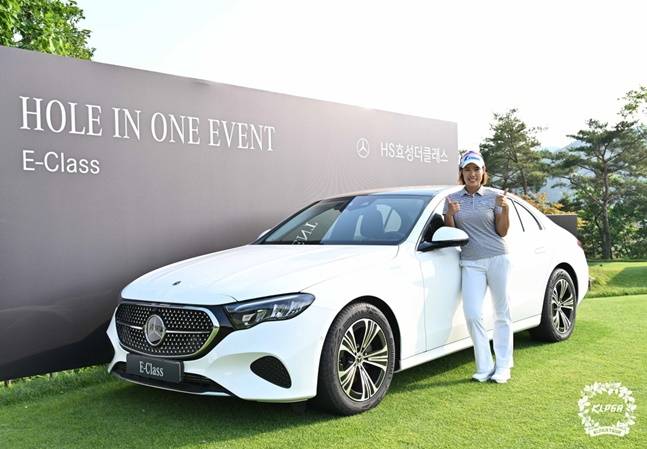 최민경이 홀인원 기록 후 승용차를 부상으로 받았다. /사진=KLPGA 제공