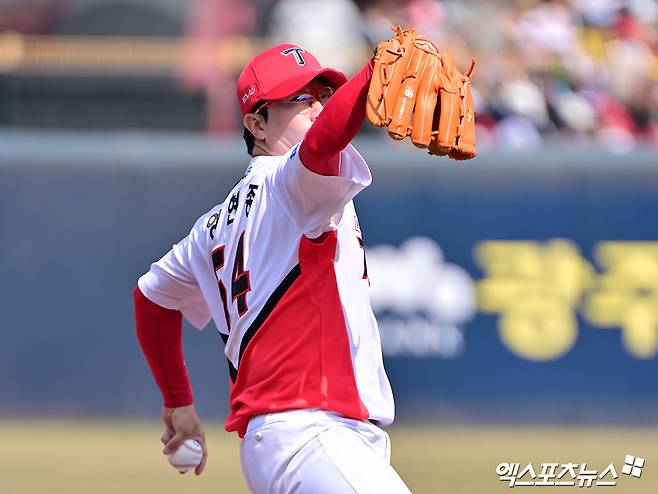 23일 오후 광주기아챔피언스필드에서 열린 '2025 신한 SOL Bank KBO리그' NC 다이노스와 KIA 타이거즈의 경기, 1회초 KIA 선발투수 양현종이 공을 힘차게 던지고 있다. 엑스포츠뉴스 DB