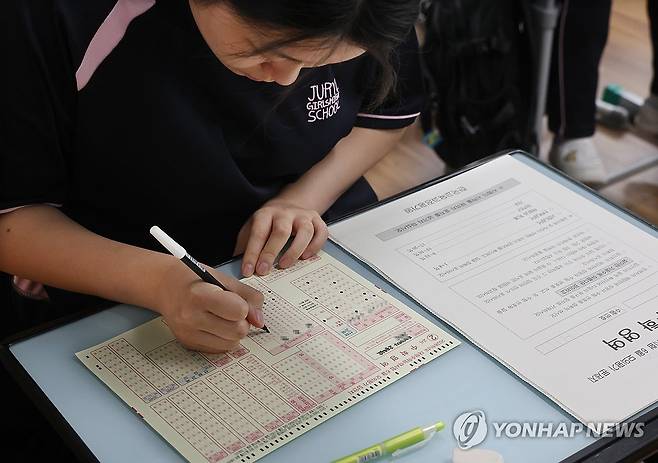 마킹하는 수험생 (부산=연합뉴스) 강선배 기자 = 2026학년도 대학수학능력시험 6월 모의평가 시행일인 4일 오전 부산 사상구 주례여고 학생이 카드를 마킹하고 있다. 2025.6.4 sbkang@yna.co.kr