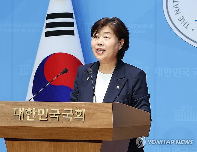 발언하는 서영교 의원 (서울=연합뉴스) 김주형 기자 = 더불어민주당 차기 원내대표 선거에 출마한 서영교 의원이 8일 서울 여의도 국회 소통관에서 현안 관련 기자회견을 열고 발언하고 있다. 2025.6.8 kjhpress@yna.co.kr