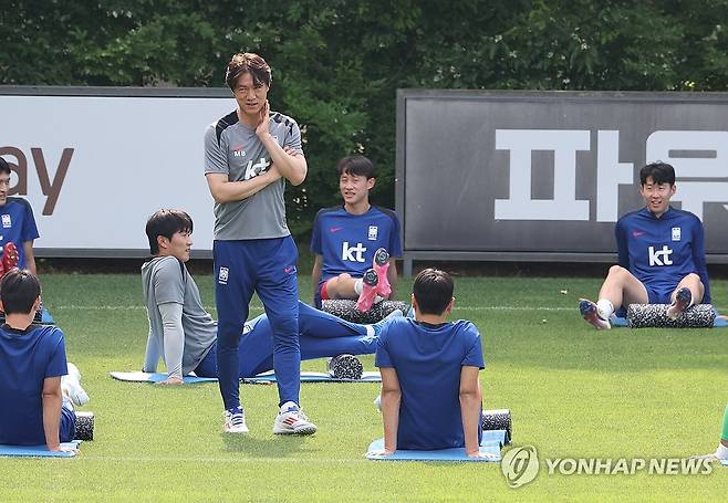 선수들 지켜보는 홍명보 감독 (파주=연합뉴스) 서명곤 기자 = 8일 파주 국가대표트레이닝센터(NFC)에서 북중미 월드컵 예선 최종전을 앞둔 축구 국가대표팀 홍명보 감독이 선수들을 지켜보고 있다. 2025.6.8 seephoto@yna.co.kr