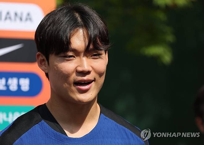 답변하는 오현규 (파주=연합뉴스) 서명곤 기자 = 오현규가 8일 파주 국가대표트레이닝센터(NFC)에서 북중미 월드컵 예선 최종전을 앞두고 열린 축구 국가대표팀 훈련에서 취재진의 질문에 답하고 있다. 2025.6.8 seephoto@yna.co.kr