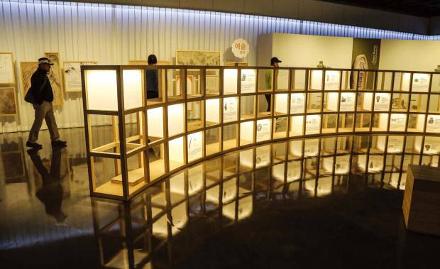 황해를 중심으로 역사·문화교류의 흐름을 보여주는 ‘황해교류 박물관’ 2층 기획전시실.