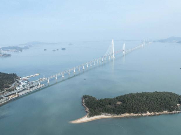 하늘에서 바라본 암태도 오도 선착장(왼쪽)과 압해도~암태도를 연결하는 연륙교 ‘천사대교’. 앞쪽 섬은 낙오도이다.