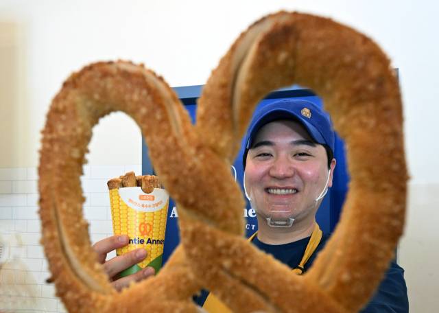 양창민 앤티앤스프레즐 양산물금점 대표가 양산시 물금읍의 매장에서 프레즐을 들어보이고 있다.