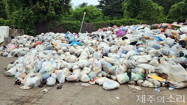 이도2동에서 발생한 하루치 쓰레기가 쌓여있는 제주시 내 적환장 모습. ⓒ제주의소리