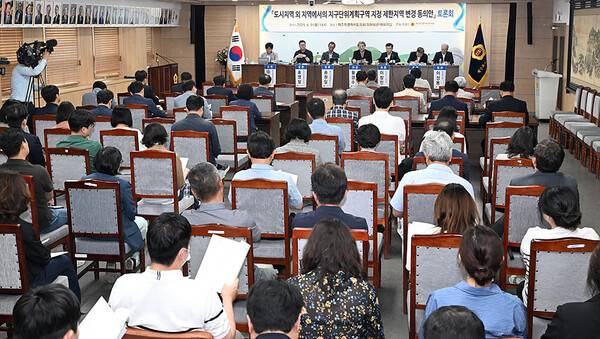 9일 열린 제주도의회 도시지역외 지역에서의 지구단위계획구역 지정 제한지역과 중산간 관리방안 토론회. ⓒ헤드라인제주