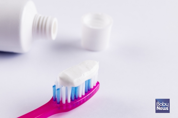 치아미백제 사용 시 일시적인 잇몸 자극이나 시린 증상이 나타날 수 있어 증상이 지속되는 경우 사용을 중단해야 한다. 치아교정 환자, 구강 내 감염이나 상처가 있는 환자, 임부 및 수유부는 사용하지 않는 것이 좋다. ⓒ베이비뉴스