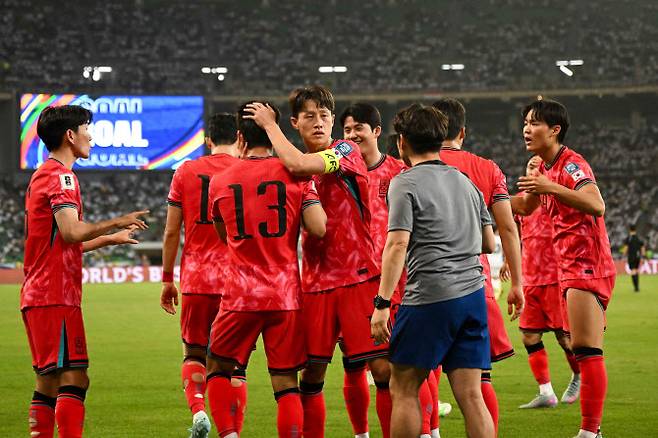 축구 대표팀이 6일 이라크 바스라 국립경기장에서 열린 2026 북중미 월드컵 3차 예선 B조 9차전 이라크전에서 기쁨을 나누고 있다. 사진=AFPBB NEWS
