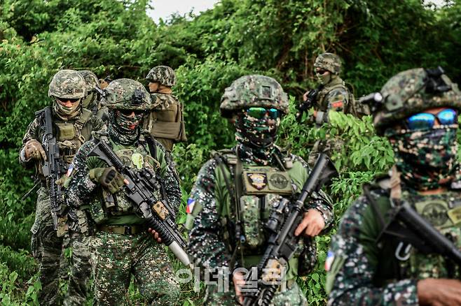카만닥훈련에 참가한 해병대 장병들이 5월 28일 필리핀 루손섬 일대에서 필리핀 해병대 장병들과 전술기동훈련을 실시하고 있다. (사진=해병대)