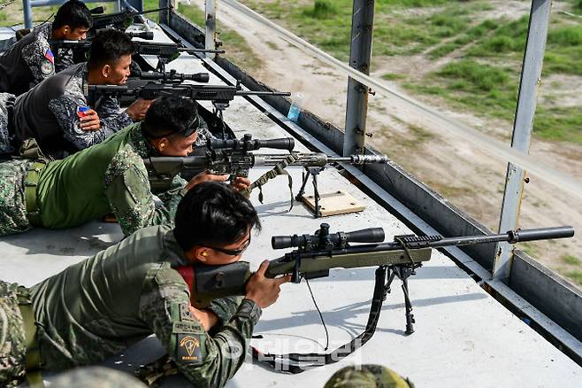 카만닥 훈련에 참가한 해병대 장병이 5월 28일 필리핀 루손섬 일대 고지대 모형탑 훈련장에서 필리핀 해병대와 함께 저격사격술을 숙달하고 있다. (사진=해병대)