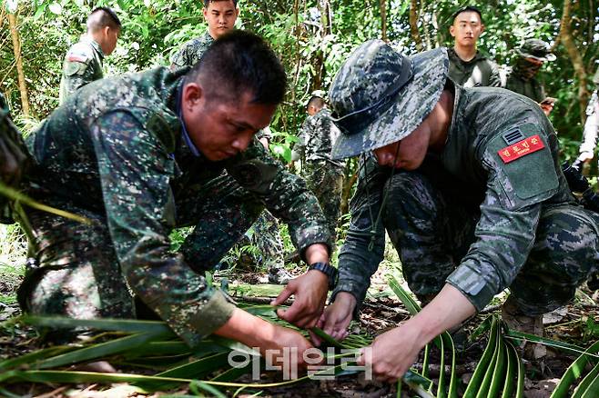 카만닥훈련에 참가한 해병대 장병이 6월 3일 필리핀 팔라완섬 일대에서 필리핀 해병대 장병과 정글생존훈련(야전 숙영지구축)을 하고 있다. (사진=해병대)