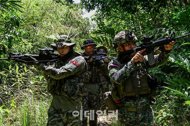 카만닥훈련에 참가한 해병대 장병들이 6월 3일 필리핀 팔라완섬 일대에서 필리핀 해병대 장병들과 정글수색정찰을 실시하고 있다. (사진=해병대)