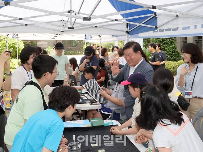 박승원 광명시장이 지난 8일 광명아크포레자이위브아파트에서 열린 ‘아소하’에서 시민들은 만나고 있다.(사진=광명시)