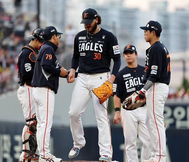 8일 광주 기아챔피언스필드에서 열린 KIA 타이거즈와 경기에서 6회말 마운드에서 내려가는 한화 이글스 코디 폰세