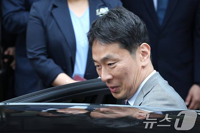 이복현 금융감독원장이 5일 오전 서울 여의도 금융감독원에서 열린 자신의 퇴임식을 마친 후 금융감독원을 나서고 있다. 2025.6.5/뉴스1 ⓒ News1 신웅수 기자