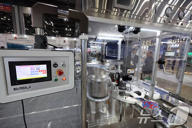 22일 경기 고양시 일산서구 킨텍스에서 열린 '2025년 국제 제약·화장품 주간(ICPI WEEK 2025)' 관람객이 제품을 살펴보고 있다. 2025.4.22/뉴스1 ⓒ News1 황기선 기자