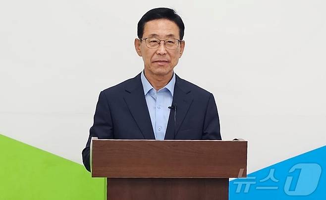 이차영 전 괴산군수가 9일 괴산군청에서 기자회견을 열고 이재명 대통령 공약 이행과 군정 쇄신을 촉구하고 있다.2025.06.09.ⓒ 뉴스1 ⓒ News1 이성기 기자
