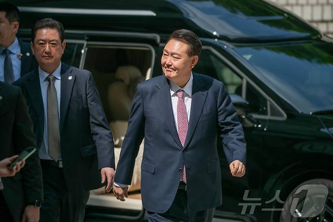 윤석열 전 대통령이 9일 오전 서울 서초구 서울중앙지방법원에서 내란 우두머리 혐의 사건 6차 공판에 출석하고 있다. 2025.6.9/뉴스1 ⓒ News1 사진공동취재단
