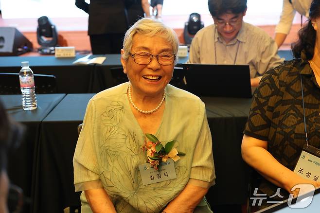 대한치과의사협회는 창립 100주년을 맞아 선발대회를 통해 102세 김임식 어르신(1923년생, 서울 강서구 거주)을 건치 어르신으로 선정했다고 9일 밝혔다.(대한치과의사협회 제공)