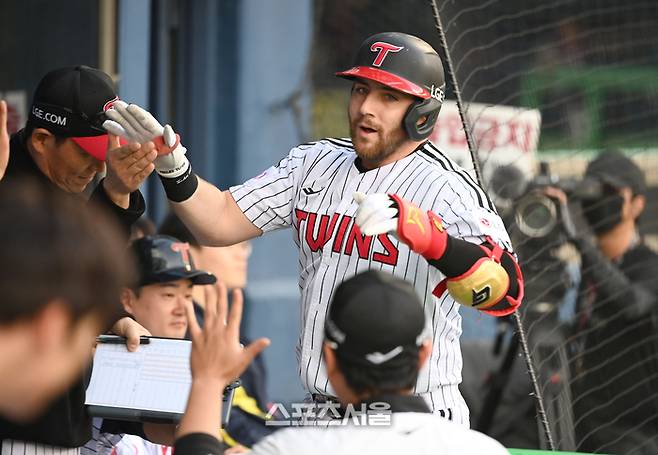 LG 오스틴이 더그아웃에서 선수들과 하이파이브를 하고 있다. 잠실 | 최승섭기자 thunder@sportsseoul.com