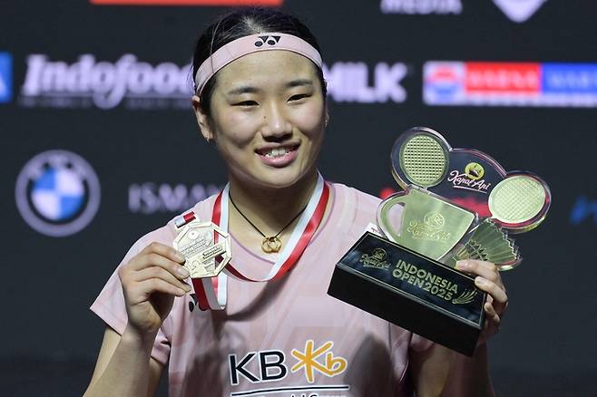 안세영이 8일 인도네시아 자카르타에서 열린 세계배드민턴연맹(BWF) 월드투어 슈퍼 1000 인도네시아오픈 여자 단식 결승에서 우승한 뒤 포즈를 하고 있다. 사진 | 자카르타=AFP연합뉴스
