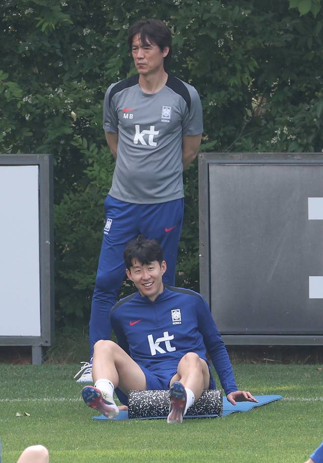 홍명보 감독과 손흥민
(파주=연합뉴스) 서명곤 기자 = 8일 파주 국가대표트레이닝센터(NFC)에서 북중미 월드컵 예선 최종전을 앞둔 축구 국가대표팀 홍명보 감독이 손흥민을 비롯한 선수들을 지켜보고 있다. 2025.6.8