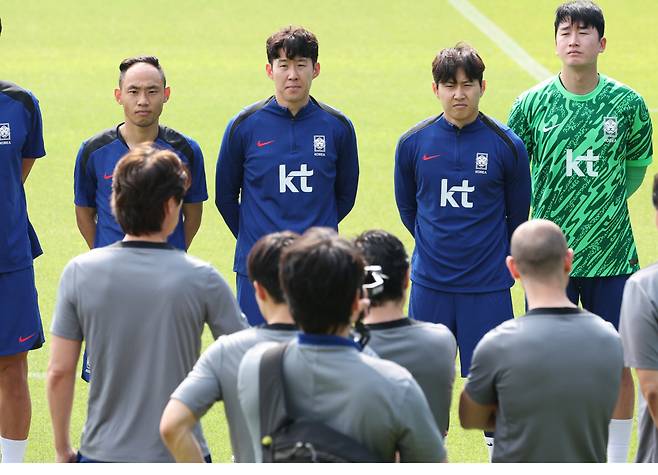 손흥민과 이강인
(파주=연합뉴스) 서명곤 기자 = 8일 파주 국가대표트레이닝센터(NFC)에서 북중미 월드컵 예선 최종전을 앞둔 축구 국가대표팀 손흥민과 이강인이 홍명보 감독의 지시를 듣고 있다.. 2025.6.8
