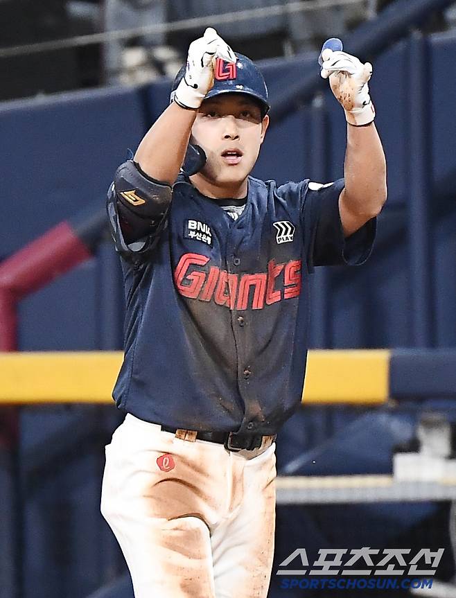 1일 서울 고척스카이돔에서 열린 롯데-키움전. 4회초 2사 3루 황성빈이 1타점 내야안타를 친 후 기뻐하고 있다. 고척=정재근 기자 cjg@sportschosun.com/2025.5.1/