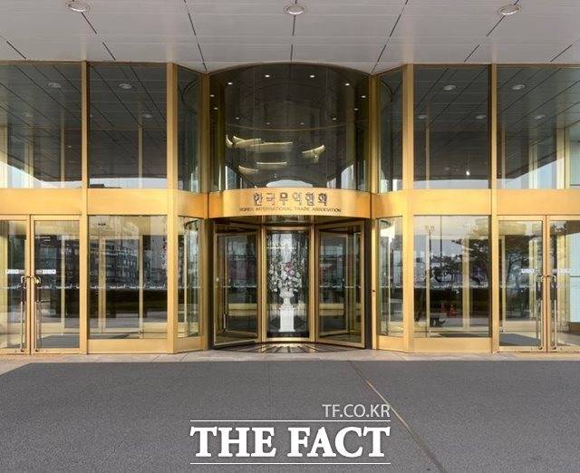 한국무역협회 국제무역통상연구원이 9일 'AI 시대가 이끄는 한국 주력 수출 산업 변화' 보고서를 냈다. 서울 강남구 한국무역협회(무협) 본사. /더팩트 DB