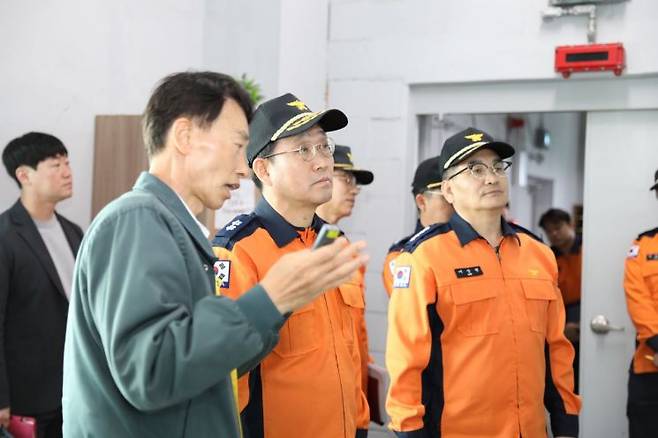 충남소방본부가 9일 화재 예방과 관련, 도내 43개 리튬전지 관련 사업장을 점검하고 있다. /충남소방본부 제공