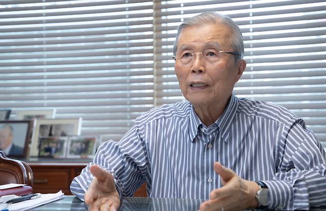 본지와 인터뷰 하는 김종인 전 의원./ 조인원 기자