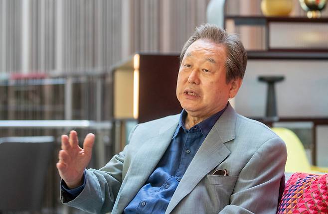 본지와 인터뷰 하는 김무성 전 의원./김지호 기자