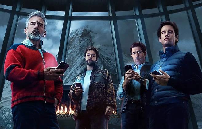 실리콘밸리의 전설적인 투자자 랜들(스티브 커렐·왼쪽)과 그의 억만장자 친구들이 고급 별장 ‘마운틴헤드’에 모여 휴가를 보내던 중, 세계 곳곳에서 딥페이크로 인한 소요 사태가 벌어진다. /쿠팡플레이