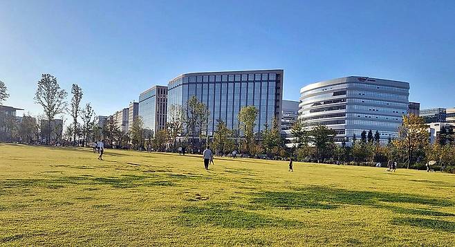 서울 강서구 마곡지구에 조성된 공원. 공원 뒤로 산업단지에 입주기업들이 자리하고 있다./홍인석 기자