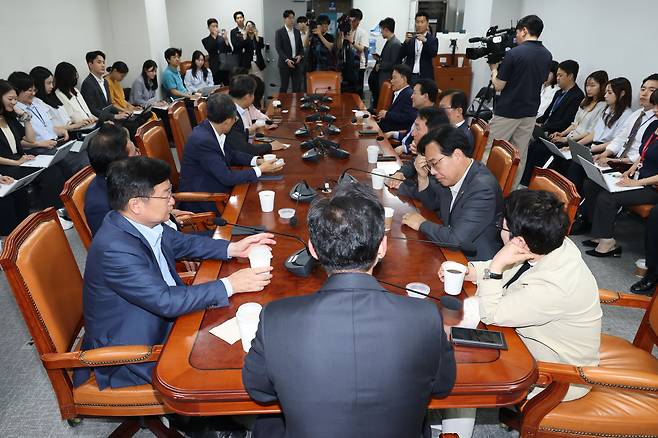 국민의힘 3선 의원들이 9일 오전 서울 여의도 국회 의원회관에서 대선 패배 이후 당의 수습과 개혁안 등에 대한 논의를 위한 회동을 하고 있다. /뉴스1