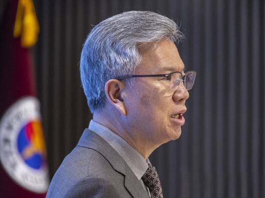 김택우 대한의사협회장이 4일 서울 용산구 대한의사협회에서 열린 '새 대통령에게 바랍니다' 기자회견에 참석해 의사 협회의 입장을 발표하고 있다. 연합뉴스