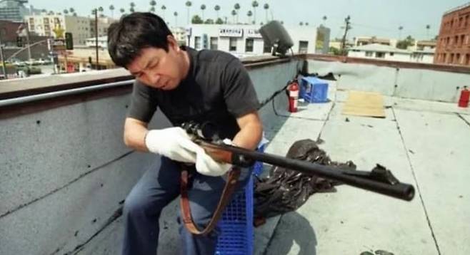 도널드 트럼프 미국 대통령의 장남 트럼프 주니어가 8일(현지시간) X(옛 트위터) 계정에 “루프탑 코리안 다시 위대하게!“(Make Rooftop Koreans Great Again!)라는 문구와 함께 올린 사진. 1992년 LA 폭동 때 직접 무장해 폭도에 맞선 한인으로 추정된다. ⓒ도널드 트럼프 주니어 X 캡처