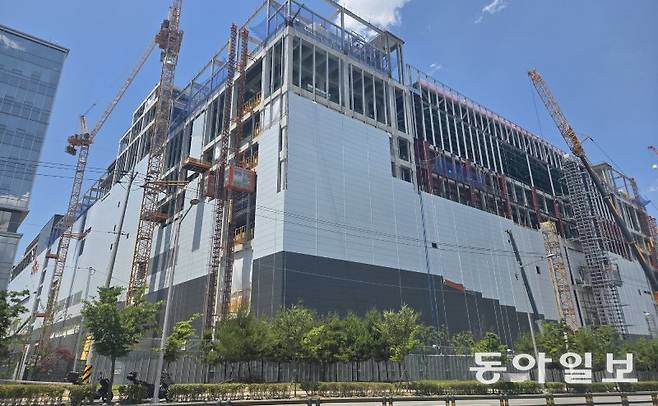 충북 청주시의 SK하이닉스 M15X 공장 건설 현장. 20조 원을 투자해 올해 11월 준공 예정이다. 이곳은 최신 D램 양산 시설로 고대역폭메모리(HBM) 반도체 생산 전진기지가 될 것으로 보인다. 청주=박현익 기자 beepark@donga.com