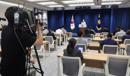 강유정 대통령실 대변인이 8일 서울 용산 대통령실에서 기자회견실 정비 관련 설명을 하고 있다. 연합뉴스.