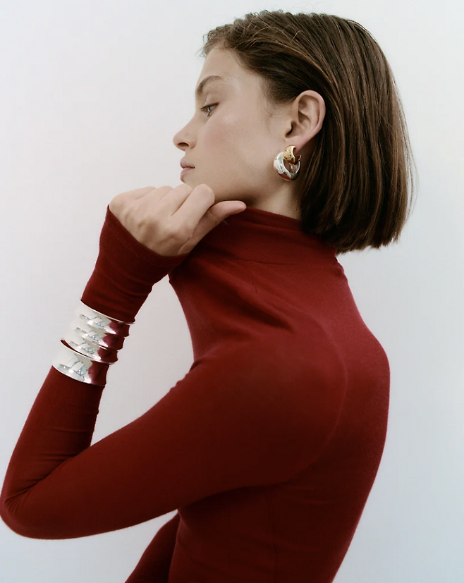 AGMES의 리지 커프와 조지아 커프를 착용한 모델.