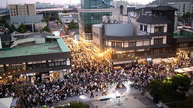 인천개항장 일대에서 개최되는 지역상생형 야간축제인 ‘2025 인천개항장 국가유산 야행’이 오는 14~15일, 9월 20~21일, 총 2회 4일간 열린다. 인천관광공사 제공.